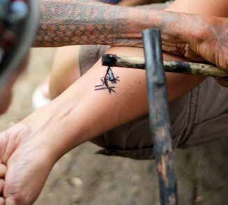 Ütögetős eljárással készülő tetoválás (Polinézia)