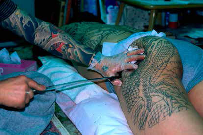 Japán tetoválás készítése, hagyományos technikával, de fémeszközzel